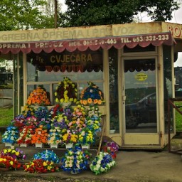 Prodajalna cvetja na pokopališču